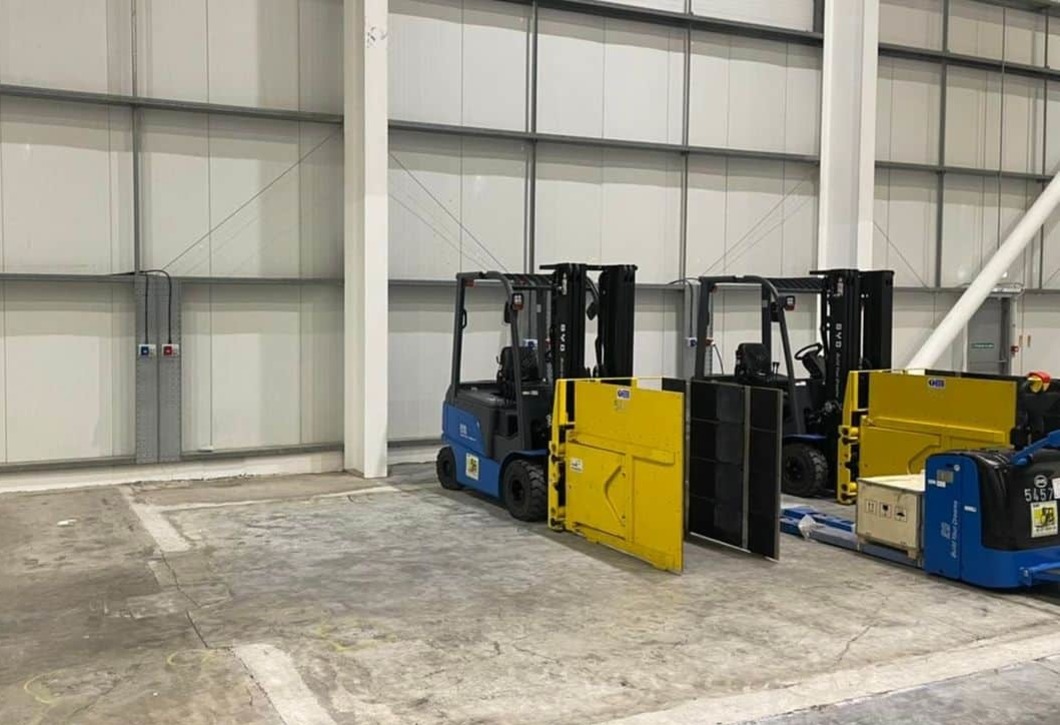 Fork lift truck charging